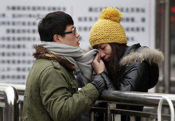有钱没钱回家过年,盘点历年春节春运中让人泪奔的瞬间!