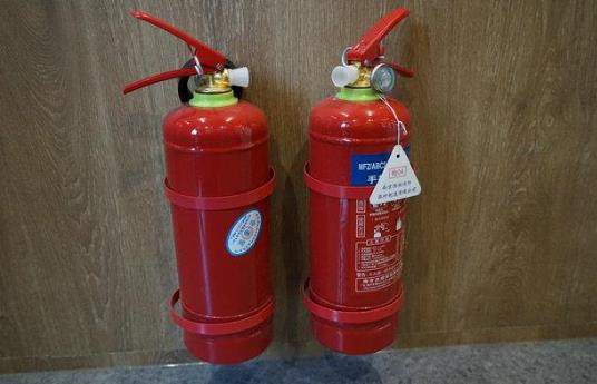 灭火器过期了怎么更换?干粉灭火器可以对人体灭火吗?