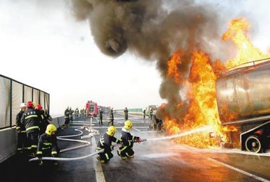 附近油罐车爆炸要躲在车里吗？油罐车夏天暴晒会自燃吗？