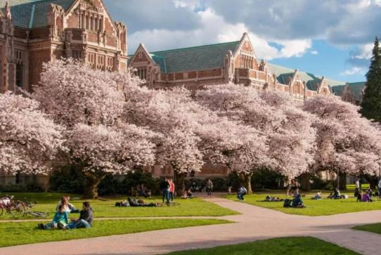 2021年大学晚报到1个月还可以去吗？大学报到当天就要住校吗？