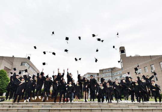 大学里调专业好调吗？2021年高考还有大专吗？