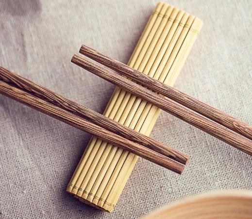 筷子上有霉斑用了会怎么样?筷子有油漆味道能不能用