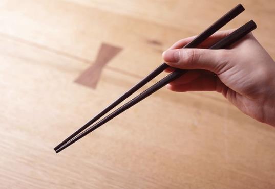 筷子上有霉斑用了会怎么样?筷子有油漆味道能不能用