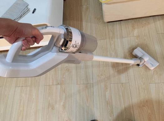 吸尘器吸不动了怎么办?吸尘器工作时出热风正常吗?