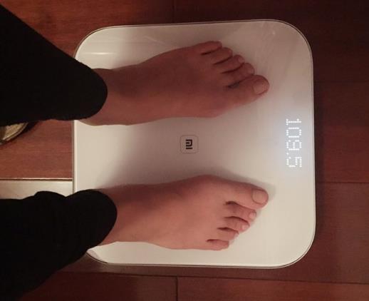 为什么体重秤一会轻一会重?体重秤没电了会偏重吗?