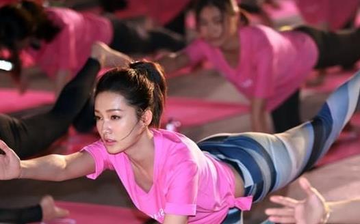 女生练器械训练 练臀避免腿部变粗的方法