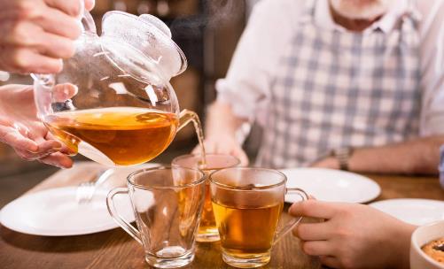 老人喝茶要掌握技巧 老人喝茶的注意事项